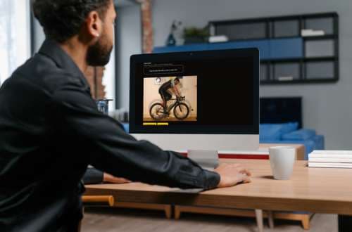Cyclist doing a bikefitting